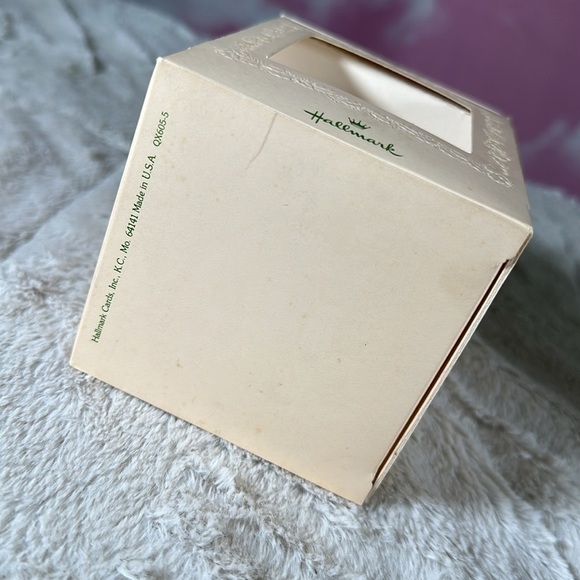 Vintage Hallmark Christmas Unbreakable Satin Ornament for Granddaughter 1981 NEW - Picture 7 of 8